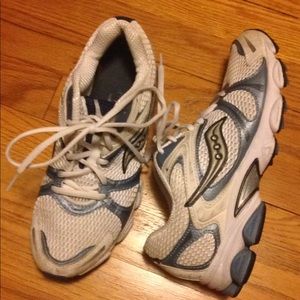 9 Saucony Grid Ignition xt-600 white blue and gray